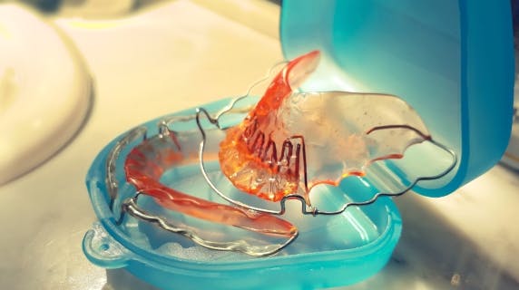 Étui de rangement et appareil dentaire ou gouttière