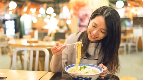 femme mangeant des pates