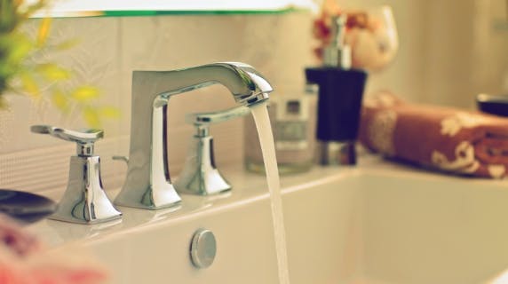 un robinet d'eau qui coule