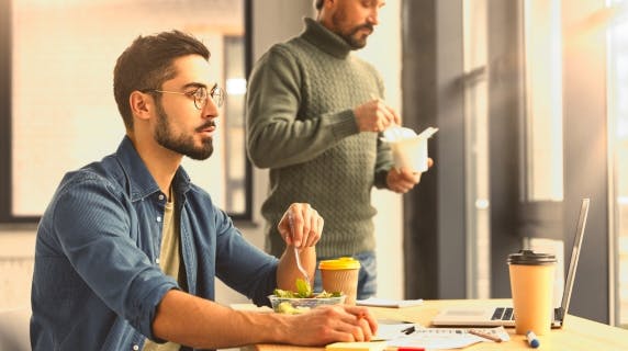 des hommes mangeant et buvant