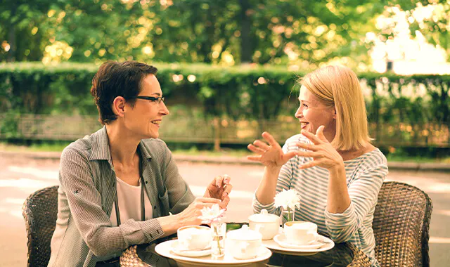 Two woman talking in a cafe