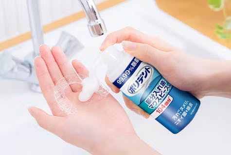 泡ウォッシュのノズルをプッシュして泡が出ている