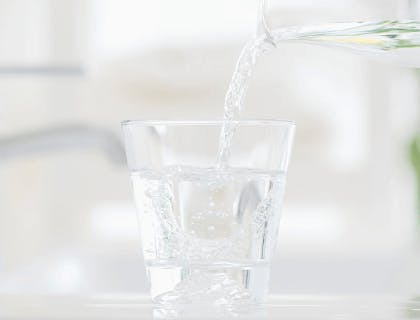 コップにぬるま湯を入れている画像