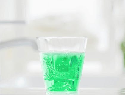 マウスピースが錠剤で溶けている画像