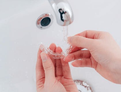 マウスピースを水で洗い流している画像