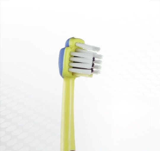 Detailansicht des Bürstenkopfes der Dr.BEST Erste Zähne Zahnbürste für Kinder von 0 bis 2 Jahren