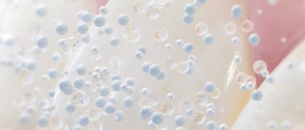 Паста за зъби Sensodyne Clinical White в действие върху зъбите