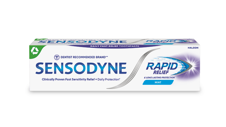 Снимка в близък план на опаковка на паста за зъби Sensodyne Rapid Relief