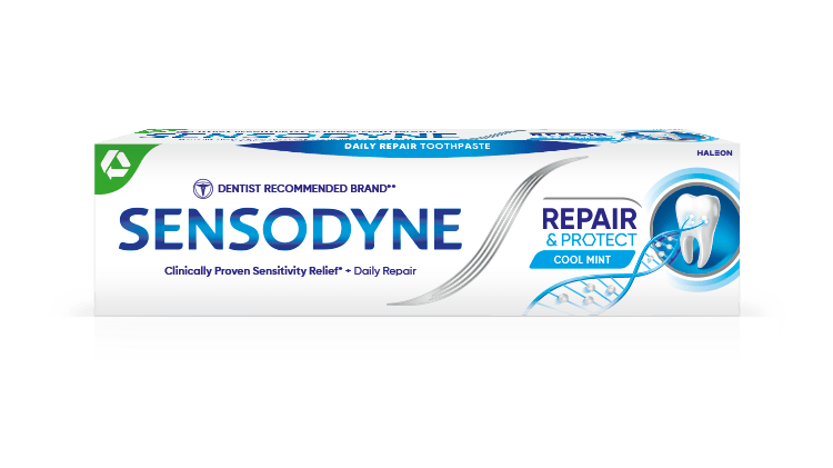 Снимка в близък план на опаковка на паста за зъби Sensodyne Repair & Protect