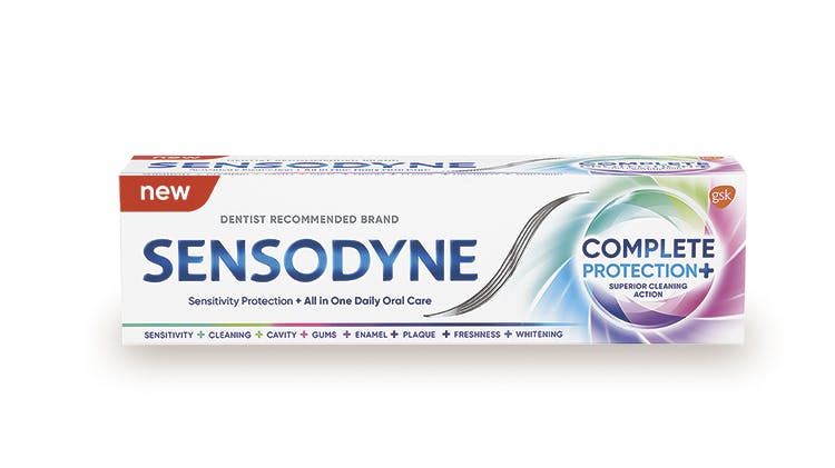 Снимка в близък план на опаковка на паста за зъби Sensodyne Complete Protection