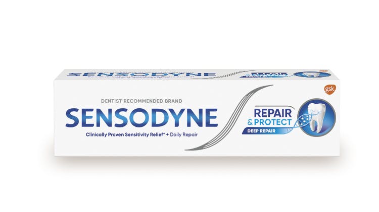 Снимка в близък план на опаковка на паста за зъби Sensodyne Repair & Protect