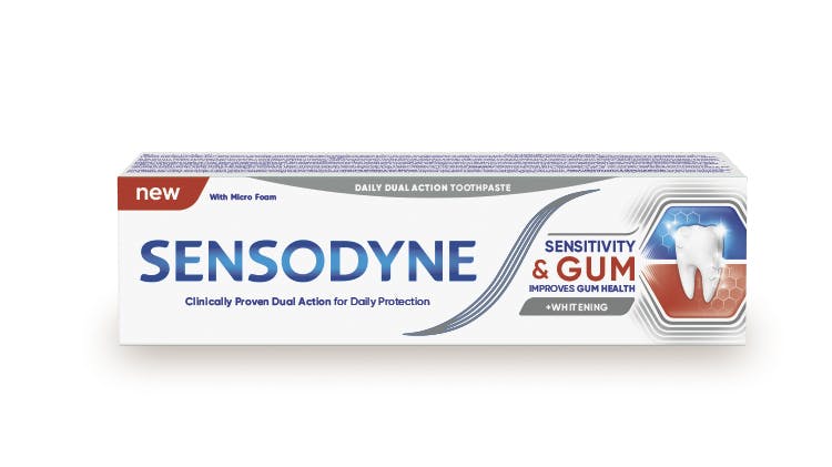 Снимка в близък план на опаковка на паста за зъби Sensodyne Sensitivity & Gum