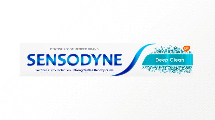 Снимка в близък план на опаковка на паста за зъби Sensodyne Advanced Clean