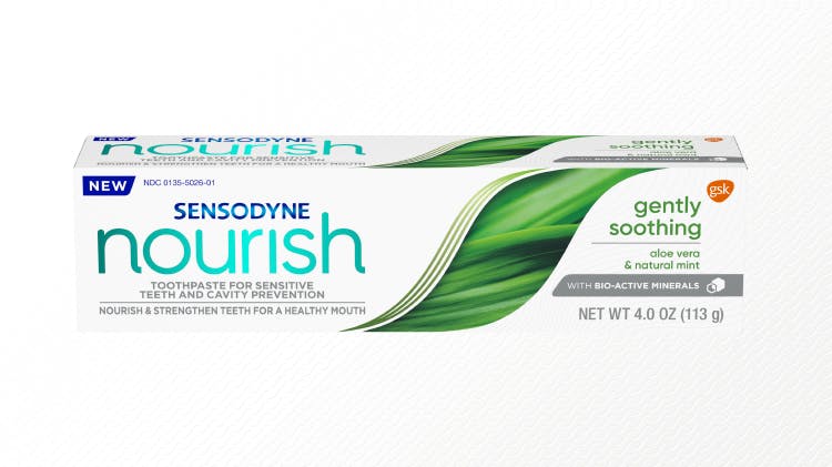 Снимка в близък план на опаковка на паста за зъби Sensodyne Nourish