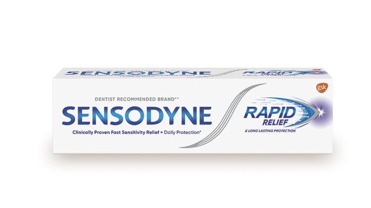 Снимка в близък план на опаковка на паста за зъби Sensodyne Rapid Relief