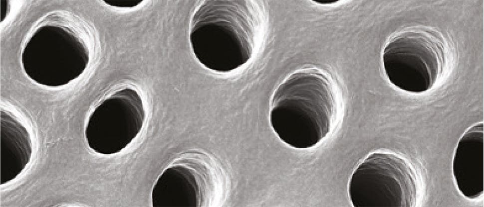 Snímek obnažených dentinových kanálků  ze skenovací elektronové mikroskopie