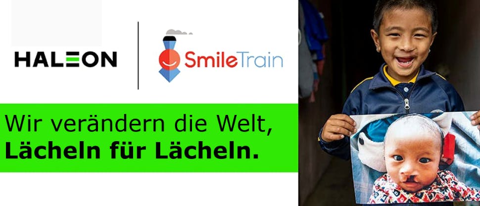 Kind mit Lippenspalte und SmileTrain-Logo: Die Welt verändern, ein Lächeln nach dem anderen