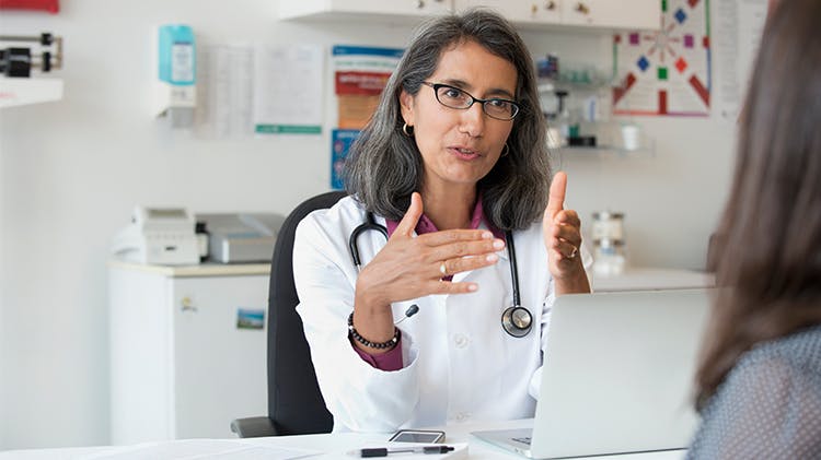 Eine Ärztin spricht mit einer Patientin darüber, welche Schmerzmittel dabei helfen würden, ihre Schmerzen zu lindern.