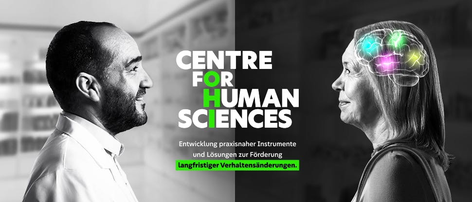Ein Apotheker und eine Patientin im Profil, mit dem Logo des Centre for Human Sciences; beide sehen einander an. Werkzeuge und Lösungen für das echte Leben, um nachhaltige Verhaltensänderungen auf den Weg zu bringen.