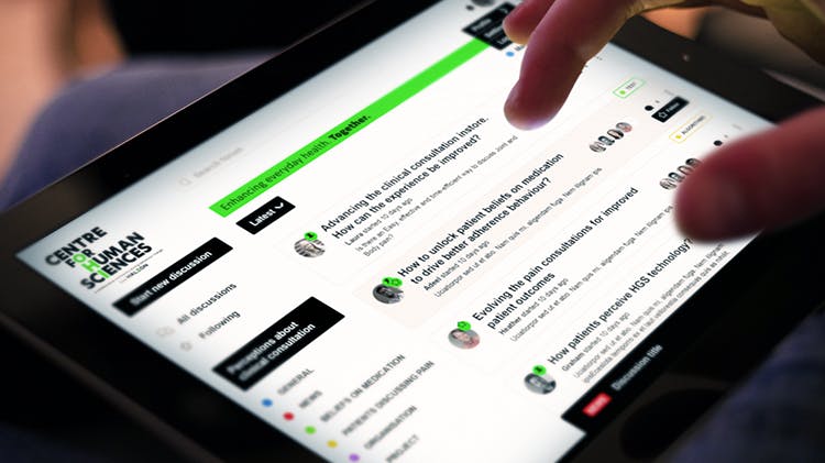 Auf einem Tablet wird die Abbildung eines Online-Diskussionsforums gezeigt.