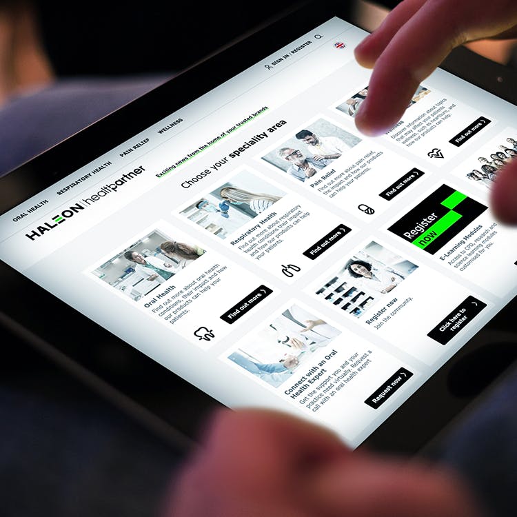 Ein Tablet zeigt Haleon HealthPartner.