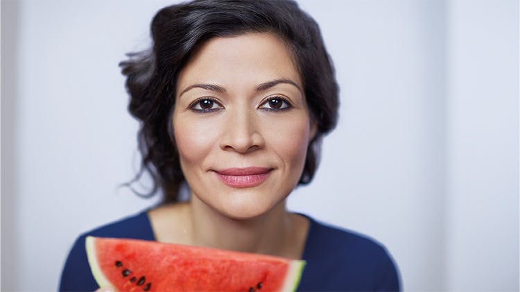 Frau mit einem Stück Wassermelone