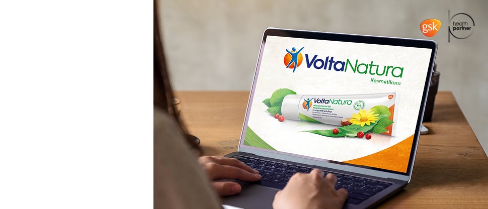 Person schaut VoltaNatura Webinar