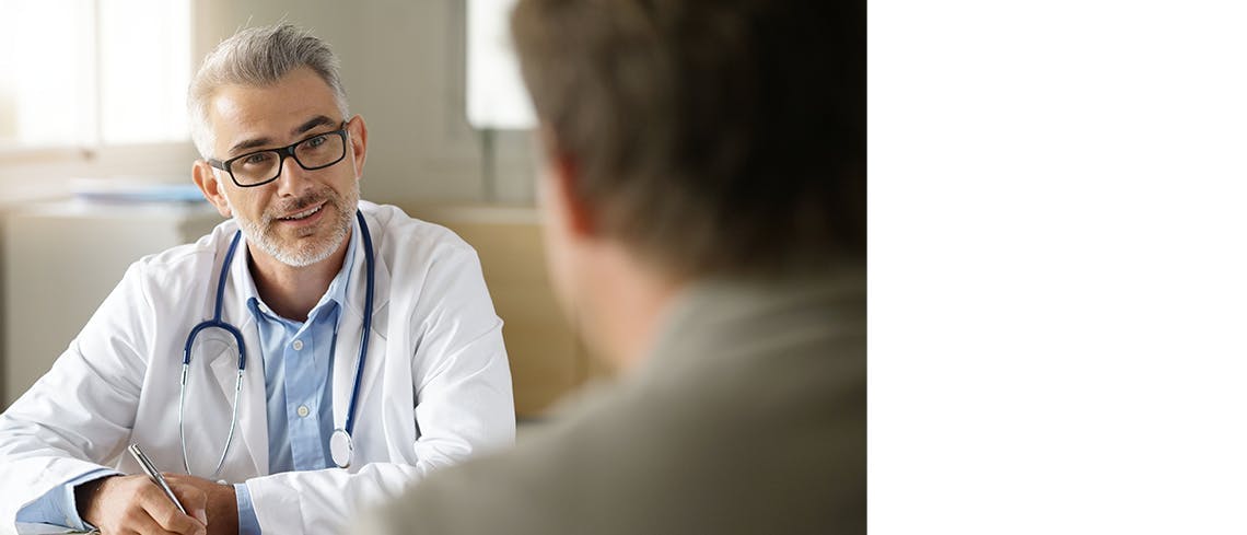 Ένας γιατρός μιλάει σε έναν ασθενή