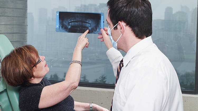 Οδοντίατρος με ασθενή