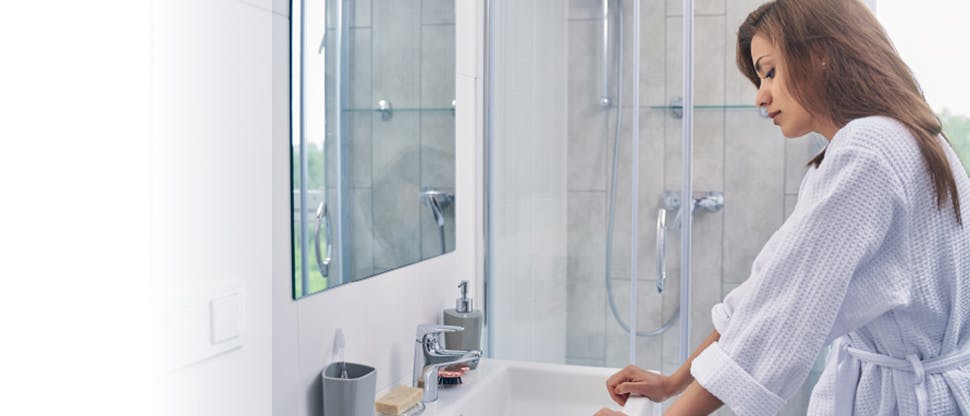 Προβληματισμένη γυναίκα στο νεροχύτη