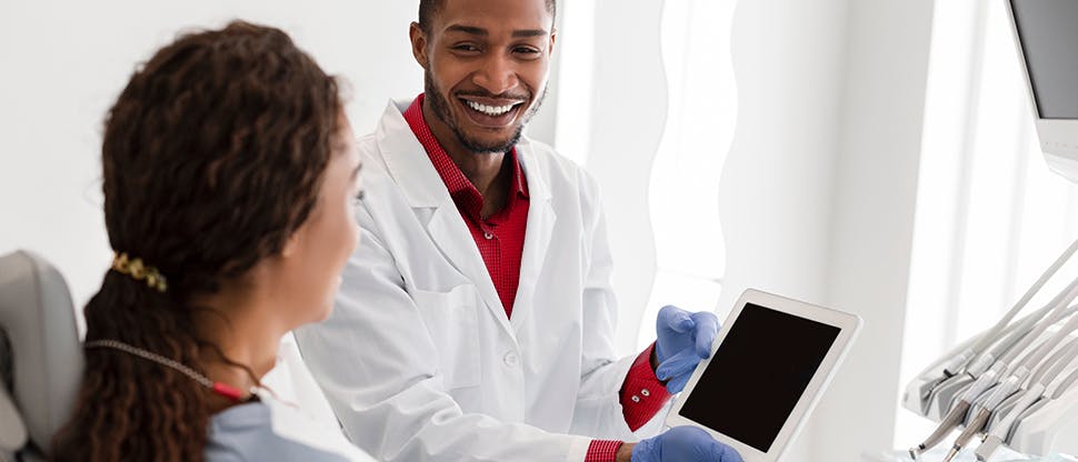 Οδοντίατρος και ασθενής εν μέσω συζήτησης