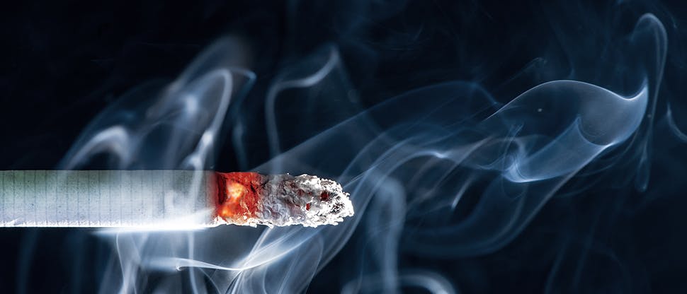 Φωτογραφία αναμμένου τσιγάρου