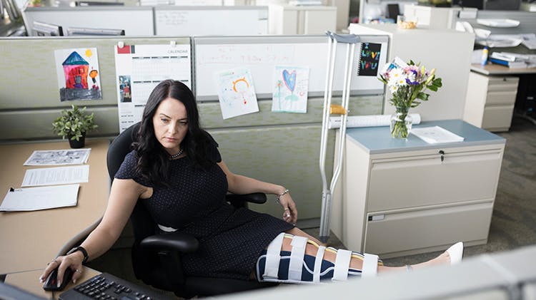 Γυναίκα που υψώνει το πόδι