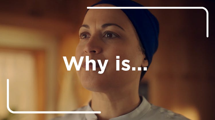 Μια γυναίκα κοιτάζει στον ορίζοντα. Η φράση «Γιατί...»  δεσπόζει στην εικόνα.