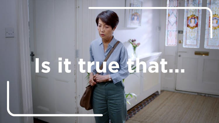 Μια γυναίκα με κοντά, μελαχρινά μαλλιά στέκεται στο διάδρομό της και φαίνεται αβέβαιη. Η φράση "είναι αλήθεια ότι..." δεσπόζει στην εικόνα.