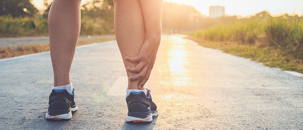 Άνδρας που αγγίζει τον αστράγαλό του