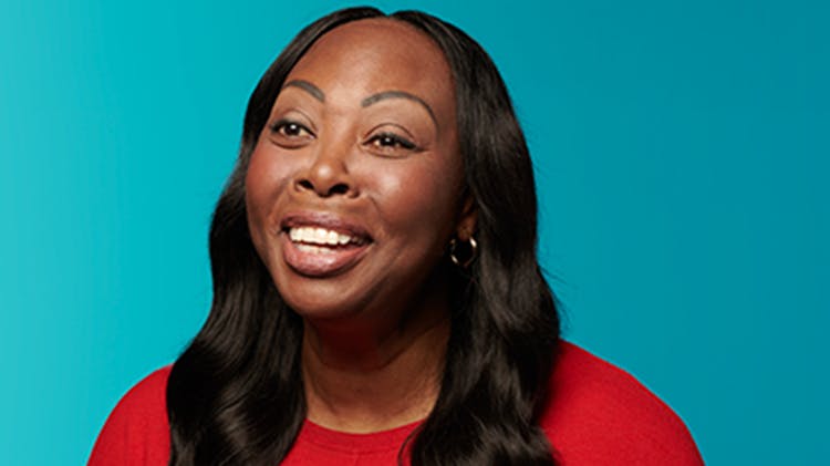 Η χρήστης του Corega, η Lynn, χαμογελά