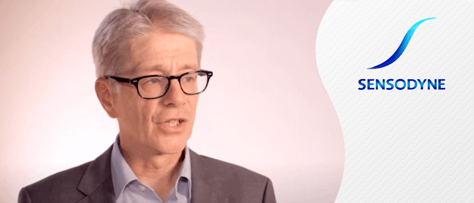 Διάφορα άτομα που χαιρετούν κρατώντας ποτά