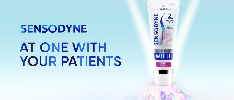 Διαφημιστικό banner της Sensodyne με συσκευασία οδοντόκρεμας λεύκανσης και το μήνυμα: «Σε απόλυτη αρμονία με τους ασθενείς σας»