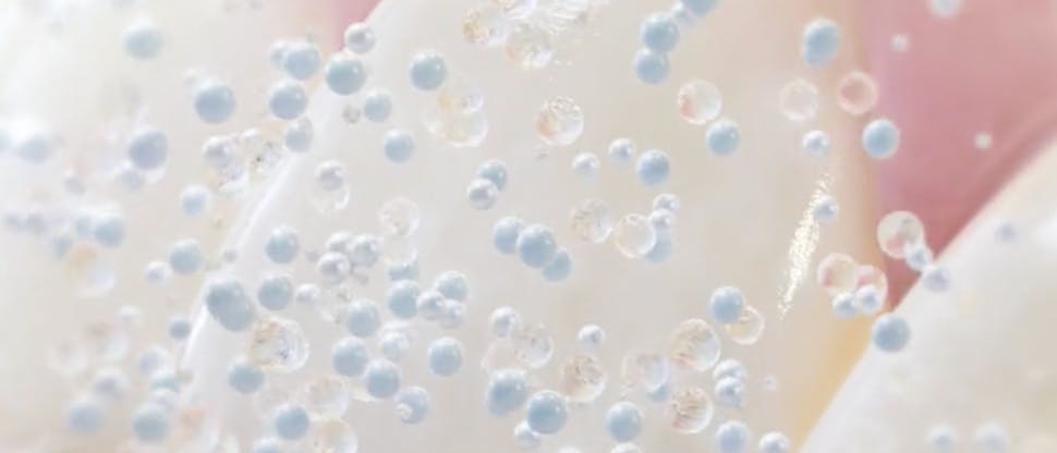 Η Sensodyne Clinical White δρα προσφέροντας λεύκανση και προστασία στα δόντια