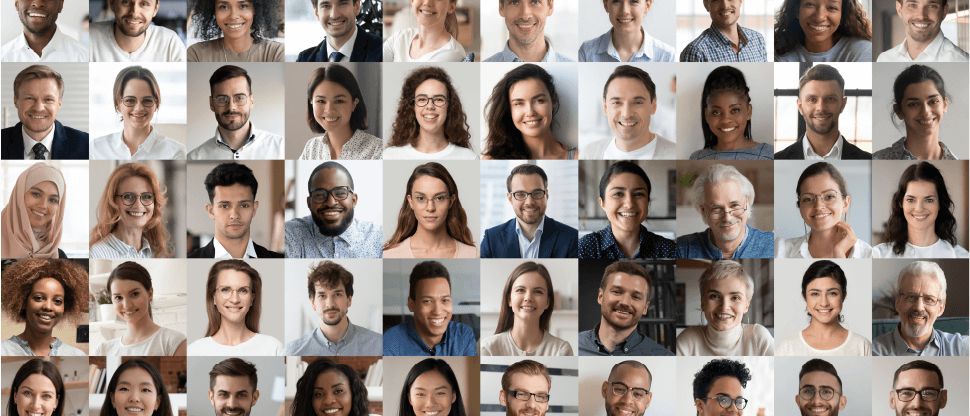 People cheers with drinks