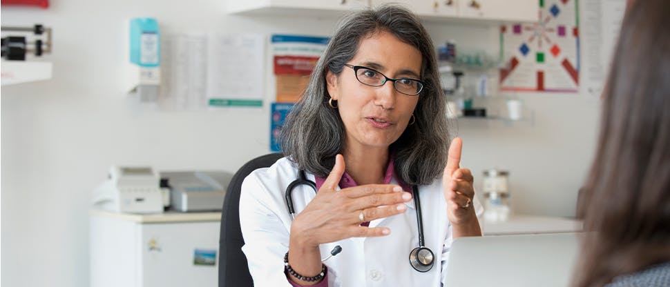 A doctor speaks to a patient about which painkillers may be suitable to help treat their pain.