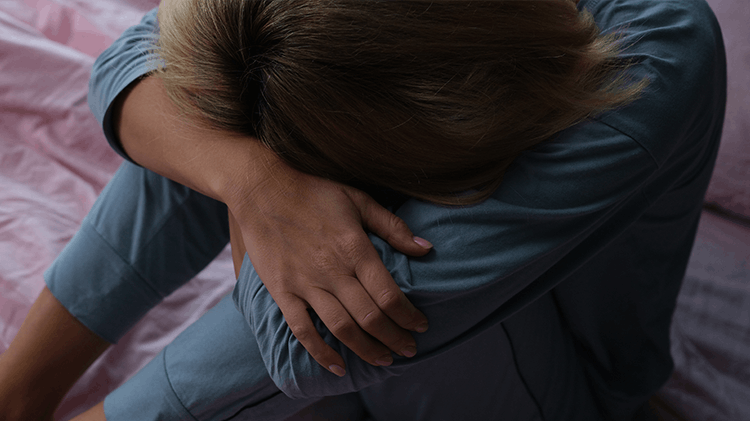 Icon showing discomfort from pain and sleep disruption.