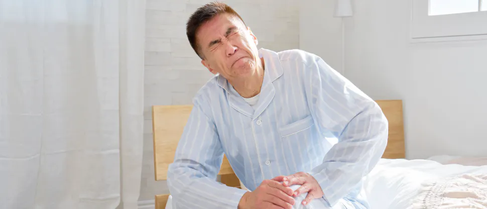 Older man in pajamas had knee pain at night