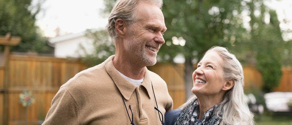 Personas sonriendo y mirándose mutuamente