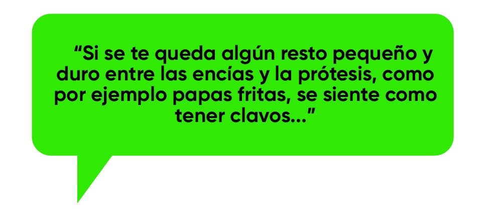 Cita que describe la incomodidad de la comida atrapada bajo la prótesis dental