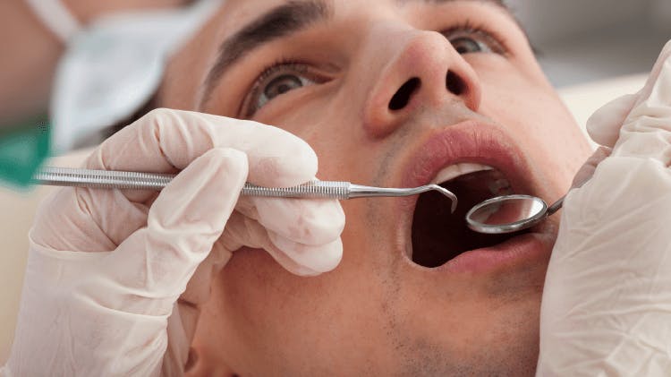 Salud y enfermedad en un periodonto intacto y reducido