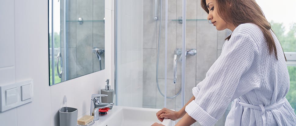 Mujer preocupada en el lavabo