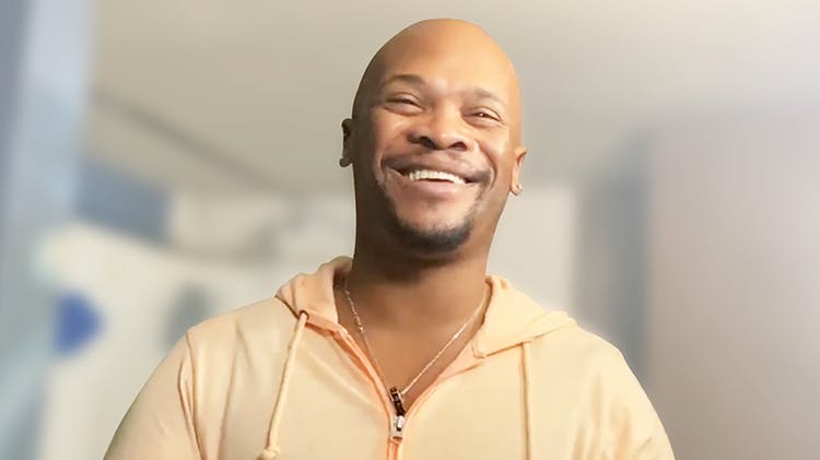 Brian; usuario de Corega, sonriendo