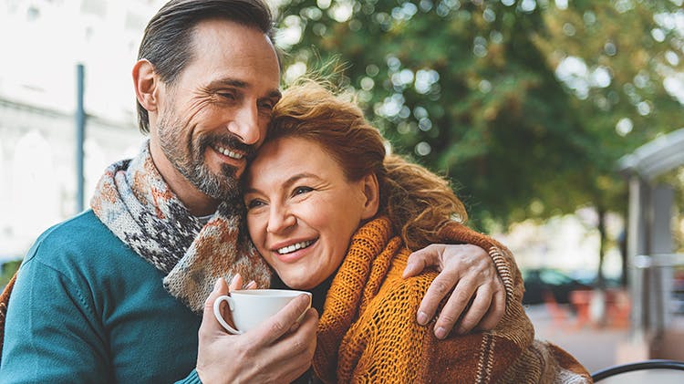 Pareja feliz sosteniendo una taza de café